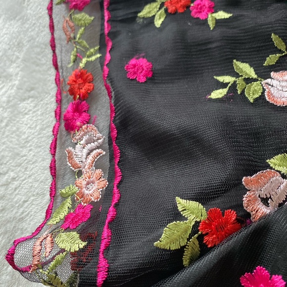 Selfie Leslie Embroidered Romper NWT - Picture 5 of 6
